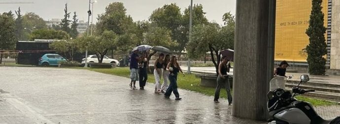 Βρέχει στη Θεσσαλονίκη: Στον αέρα η συναυλία του Αντώνη Ρέμου – Βίντεο