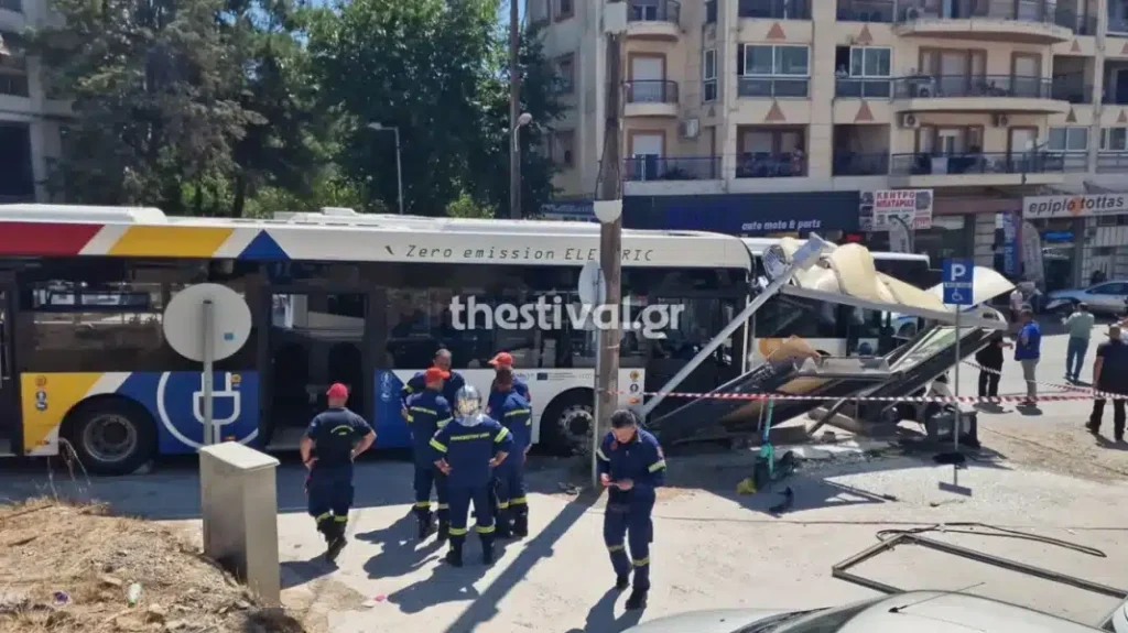 Θεσσαλονίκη: Λεωφορείο έπεσε πάνω σε στάση μετά από σύγκρουση – 4 τραυματίες – Σε κρίσιμη κατάσταση μια γυναίκα