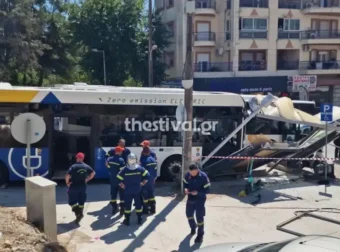 Θεσσαλονίκη: Λεωφορείο έπεσε πάνω σε στάση μετά από σύγκρουση – 4 τραυματίες – Σε κρίσιμη κατάσταση μια γυναίκα