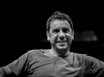 Γιώργος Μαζωνάκης: Σπαραγμός και αναπάντητα «γιατί» στο μνημόσυνο στην ιδιαίτερη πατρίδα του, τη Σητεία