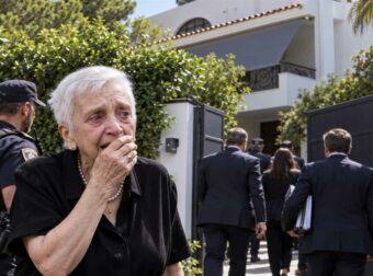 Συμβαίνει τώρα! Ενώπιον της μητέρας του εισέβαλαν στο σπίτι του Μαζωνάκη-Τι βρήκαν οι Αρχές και ο ανακριτής; (video)