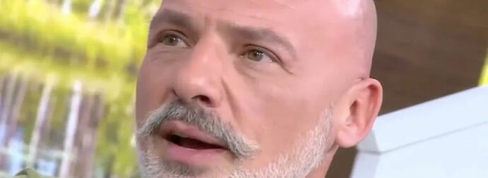 Νίκος Μουτσινάς: «Είναι ντροπή, δεν ξαναέρχομαι, δεν με έχουν ξεφτιλίσει χειρότερα» – Τι απάντησε όταν ρωτήθηκε για τον σύντροφό του