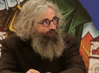 Άρης Σερβετάλης: Αγνώριστος με μακριά γκρίζα μαλλιά και μούσια – Ποιος θα είναι ο νέος Άγιος που θα υποδυθεί