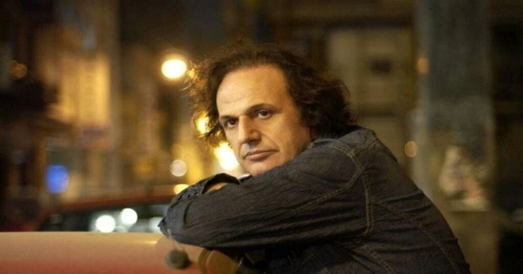 O Βασίλης Παπακωνσταντίνου νοσηλεύεται σε νοσοκομείο – Δίνει μάχη με σοβαρό πρόβλημα υγείας