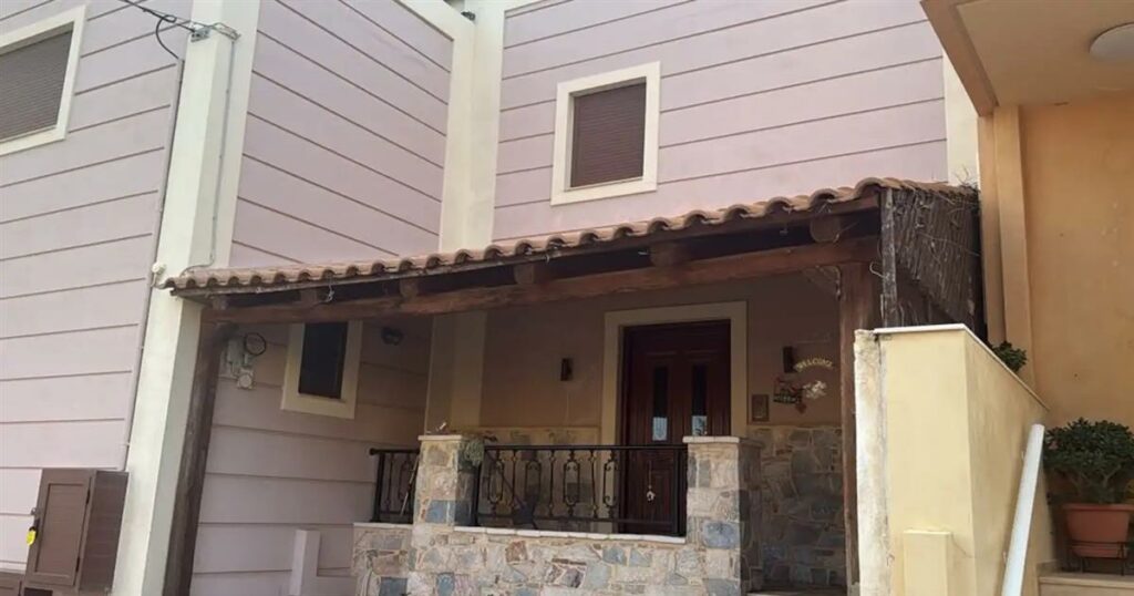 ΕΚΤΑΚΤΟ: Πρώην σύντροφος «μπούκαρε» στο σπίτι και μαχαίρωσε ζευγάρι μπροστά στα παιδιά τους – Σε κρίσιμη κατάσταση τα θύματα (video)