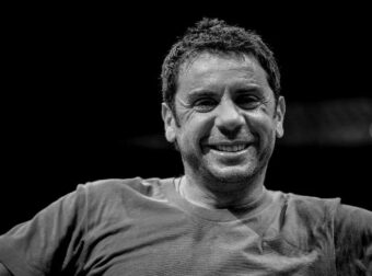 Γιώργος Μαζωνάκης: Πνευμονικό οίδημα και εύρημα σοκ στην καρδιά έδειξε η ιατροδικαστική εξέταση μετά τον θάνατό του