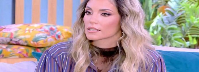 Αθηνά Οικονομάκου: «Δεν παίρνω διατροφή από τον Μιχόπουλο – Χώρισα και δεν διεκδίκησα ούτε ένα ευρώ από τον πρώην άνδρα μου» – Τι αποκάλυψε για τα χρήματα και τη συμφωνία μετά το διαζύγιο (video)