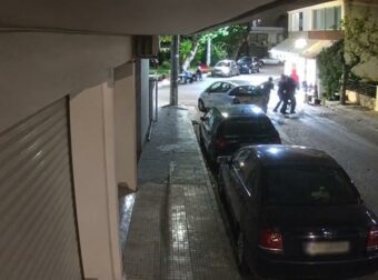 Γίνεται περίεργη η υπόθεση: Άγριος καβγάς του γιατρού με την πρώην σύζυγο – Η στιγμή που την «τσακώνει» έξω από το σπίτι (video)