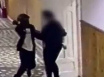 13χρονος μαθητής επιτέθηκε με μαχαίρι και τραυμάτισε μια καθηγήτρια – Συμμαθητής του προσπάθησε να τον σταματήσει (video)