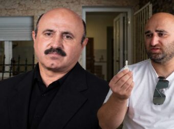 Θρίλερ με τον θάνατο 67χρονου: «Κατάλαβα ότι ήταν ανθρωποκτονία & ζήτησα νεκροτομή», λέει ο γιος του – Η σχέση πατέρα-γιου και η μαρτυρία της γειτόνισσας για όσα είδε (video)
