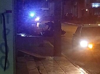 Βίντεο ντοκουμέντο από το θανατηφόρο τροχαίο – Αγόρι και κορίτσι πέφτουν πάνω σε κολόνα και εκσφενδονίζονται (video)