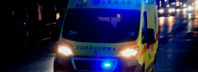 Σοκ: Αυτοκίνητο παρέσυρε γυναίκα συνεπιβάτη που εκτινάχθηκε από μηχανή – Ο οδηγός της μηχανής την εγκατέλειψε σοβαρά τραυματισμένη